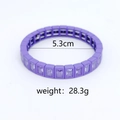 Vue détaillée du bracelet en émail violet avec un diamètre de 5,3 cm et un poids de 28,3g - Bracelet Violet Strass Blanc