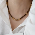 Collier rétro perlé avec pierres œil de tigre brunes et perles dorées sur mannequin - 16# Collier de Perles en Pierre à Texture Irrégulière