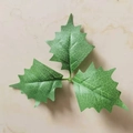Artificial three-pronged Christmas holly leaves with realistic vein textures for decor - Green