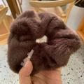 Primer plano de un suave coletero de peluche marrón con textura peluda y tela plisada - Marrón Oscuro