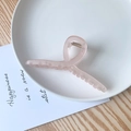 Pince à cheveux rose clair mat avec un design torsadé élégant et ressort solide - Croisé / Rose Clair