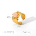 Dettaglio anello con pietra rosa e texture dorata, diametro 2,04 cm e peso di 6,4 g - Quarzo Rosa Oro (HC-R30087-PK)