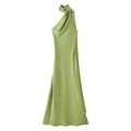 Détail du tissu satiné brillant et du drapé élégant de cette robe dos nu vert herbe - S / Vert Herbe