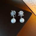 Dettaglio di orecchini a fiocco di neve con perla bianca e clip in argento lucido - Clip per Orecchio con Perla e Fiocco di Neve (Argento)