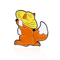 Lindo pin esmaltado de un zorro naranja con sombrero amarillo sobre fondo blanco - Zorro con sombrero amarillo