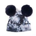 Détail du bonnet en maille tie-dye bleu avec deux pompons en fourrure et bord côtelé - Noir