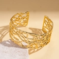 Makro-Detail des 18K vergoldeten geflochtenen Armreifs mit kunstvoller Zweig-Textur - Gold (18K Vergoldet)
