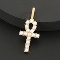 Dettaglio del ciondolo a croce Ankh dorata con perle bianche su sfondo nero opaco - Ciondolo Singolo Croce Ankh Dorata
