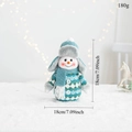 Dettaglio di un pupazzo di neve in maglia con texture di peluche blu e bianche morbide - Pupazzo di Neve Blu con Cappello a Sfera Singola