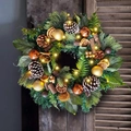 Verlichte kerstkrans met dennenappels en kaneelstokjes op houten achtergrond - 30cm Magnolia Blad Krans Met LED-Verlichting