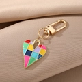 Portachiavi a cuore a scacchi alla moda con smalto colorato e moschettone dorato chic - Griglia Colorata
