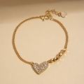 Vista detallada del collar con colgante de corazón dorado y superficie metalizada - Pulsera de Corazón con Textura Martillada (Dorado)