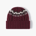 Berretto invernale in maglia con motivi jacquard bordeaux e bordo risvoltato a coste - Bordeaux