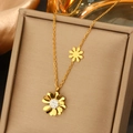 Elegante goldfarbene Sonnenblumenkette mit weißen Kristallen auf einer Schmuckschatulle - 100