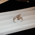 Bague dragon argentée ajustable avec cristal clair sur un plateau en velours - Style Dragon (50#) / Argent