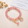 Detail eines rosa Kristallperlenarmbands mit Blumenanhänger und goldener Verlängerungskette - Gänseblümchen Stil 1 / Rosa