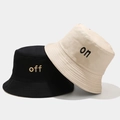 Dettaglio di cappelli alla pescatora in tela con scritte ricamate ON e OFF - M (56-58cm) / Cachi e Nero Reversibile