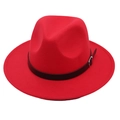 Détail d'un chapeau fedora rouge avec boucle en cuir noir et texture robuste en laine - 54cm / Rouge