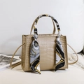 Sac à main beige motif crocodile avec foulard en soie et bandoulière amovible - Kaki
