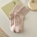 Wadenhohe Baumwollsocken in Pfirsichrosa mit weißer 'hello.' Bestickung - Milchiges Rosa