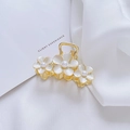 Elegante pinza para el cabello de metal dorado con flores de esmalte blanco y perlas - Grande / Blanco Roto