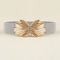 Détail d'une boucle en coquillage doré avec une ceinture élastique argentée brillante - Argent Perlé