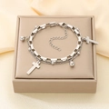 Dettaglio del bracciale a doppio strato con croce d'argento, perle e catena di estensione - Stile con Perline a Croce a Doppio Strato / Color Acciaio