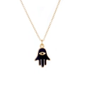 Detailaufnahme der 18K vergoldeten Hamsa-Hand mit schwarzem Emaille-Auge auf der Kette - Schwarz