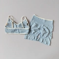 Zweiteiliges hellblaues Yoga-Set mit weißem Kontrastrand und High-Waist Scrunch-Shorts - Babyblau
