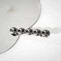 Dettaglio macro di un fermaglio per capelli in metallo grigio scuro con design a catena - Nero