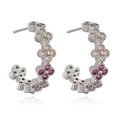Gros plan de boucles d'oreilles trèfle avec zircons colorés sur un fond blanc - Argent Zircone Colorée