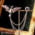 Spilla aquila d'argento con catene a nappe e stemma su sfondo di velluto scuro - Stile Medaglia Uccello (TL24046)