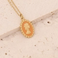 Collana dorata in acciaio inossidabile con ciondolo cammeo arancione su fondo pietra - Arancione