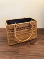 Borsa da spiaggia in rattan marrone fatta a mano con trama a giorno e fodera blu scuro - Borsa a mano piccola trapezoidale in pizzo