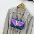 Sac à bandoulière dégradé bleu-violet avec motif en V, chaîne dorée et boucle en métal - Dégradé