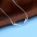 Collier élégant avec pendentif en bois d'élan argenté au design minimaliste sur soie - Collier de Bois (TL045)