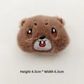 Détails de la broche marmotte en peluche montrant la broderie et dimensions 4,5x6,5cm - Style DIY (Ouverture au dos) / Marmotte Adorable