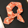 Élégant foulard en soie à fleurs orange et beige noué sur un plateau décoratif - 55x55cm / Freesia Orange