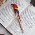 Bolígrafo de madera artesanal con un loro tallado a mano en colores rojo amarillo y azul - Loro Rojo de Cola Larga