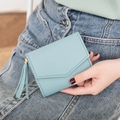 Cartera de mujer azul claro minimalista con cremallera de borla y solapa tipo sobre - Azul