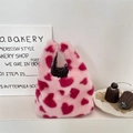 Détail du sac à main en peluche avec motif cœur rose et rouge avec doublure à carreaux - Coeurs Roses