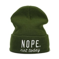 Dunkelgrüne Strickmütze mit weißer NOPE NOT TODAY Bestickung auf weißem Hintergrund - M (56-58cm) / Armeegrün