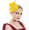 Dettaglio cappellino giallo da sposa con piume, perle e velo a rete a pois - Giallo