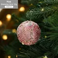 Roze 8cm kerstbal met lovertjes en kralenroosterpatroon hangend aan een boom - Roze Grote Rasterbal