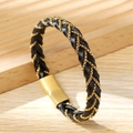 Dettaglio del bracciale intrecciato in microfibra nera con chiusura magnetica in acciaio dorato - Nero + Oro