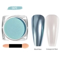 Détail de la poudre à ongles chrome aurora 009 avec pinceau éponge sur base noire et claire - Bleu Clair Aurore (Poudre à Ongles 09)