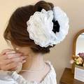 Grande pince à cheveux en dentelle blanche à fleurs portée par un mannequin - Pince à Cheveux Ajourée en Dentelle Fleurie (138#) / Blanc