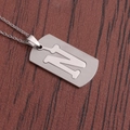 Détail de collier en acier inoxydable argenté avec pendentif lettre N gravée - Lettre N