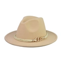 Detailansicht eines beigefarbenen Wollfilz-Fedoras mit goldener Kette und Seilband - Hellbeige Mit Goldkette