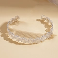 Verstelbare zilveren open armband met delicaat uitgesneden bloemenpatroon - Hol Bloem Ontwerp / Zilver